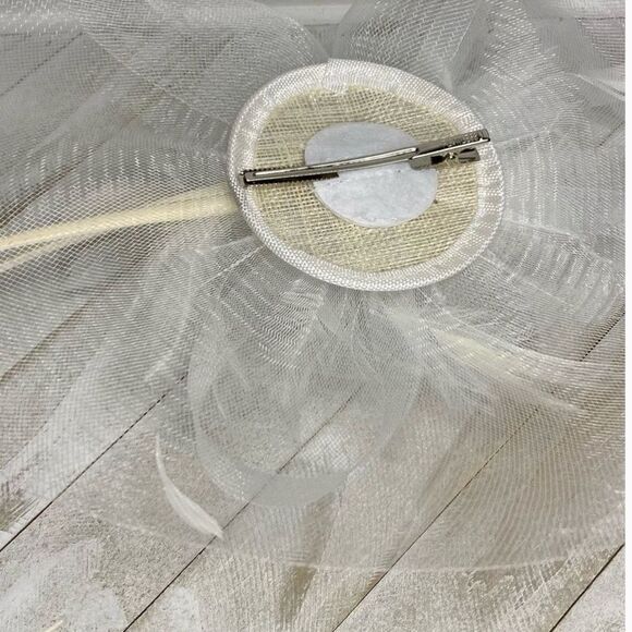 White fascinator for high tea or wedding - Picture 6 of 6